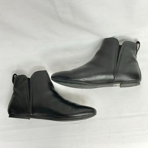 Born Remo Black Leather Booties Pull On Boot Shoe Sz 7 Flat Boots - Picture 7 of 7